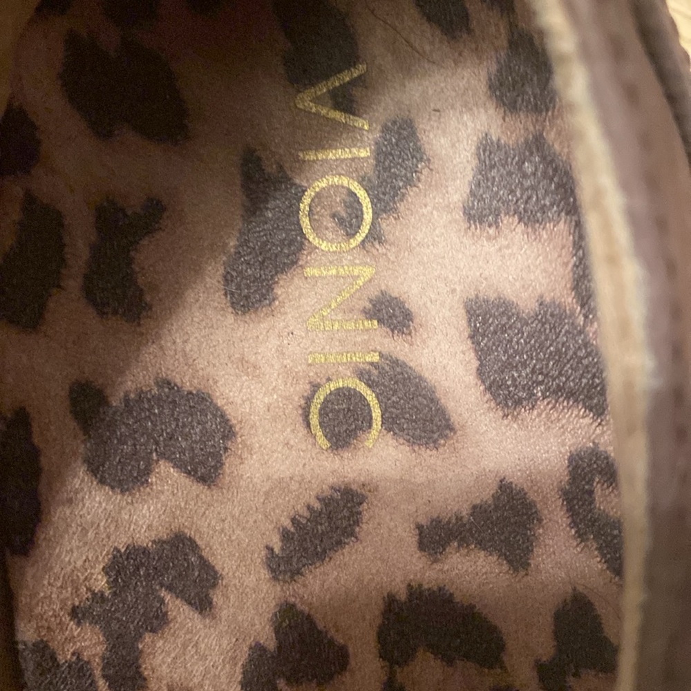 Preowned women’s suede leather Vionic shoes 10 Excellent - Picture 2 of 11
